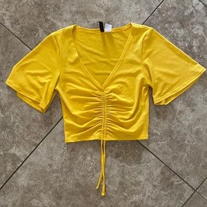 H&M super cute yellow crop top- size XS 🌼🐝